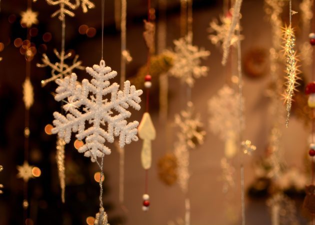 تزيين شجرة عيد الميلاد: قدم ندفة الثلج من الورق