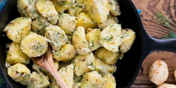 وصفات: طهي البطاطا الجديدة في صلصة الثوم دسم