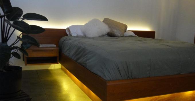 غرفة نوم صغيرة: السرير غير عادي