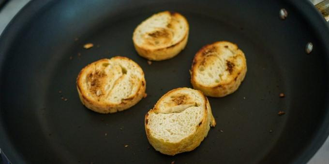 كيفية تحضير شوربة البصل الفرنسية: شرائح الخبز الجافة