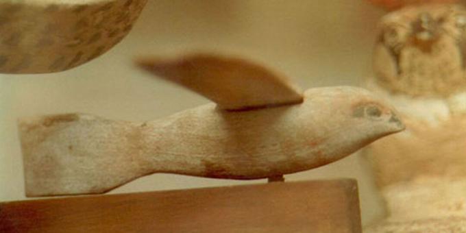 تكنولوجيا الحضارة القديمة: صقر خشبي