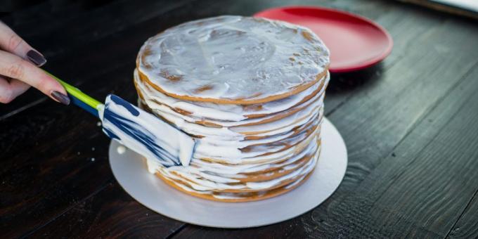 وصفة كعكة "كعكة العسل": تطبيق كريم على جانبي الكعكة