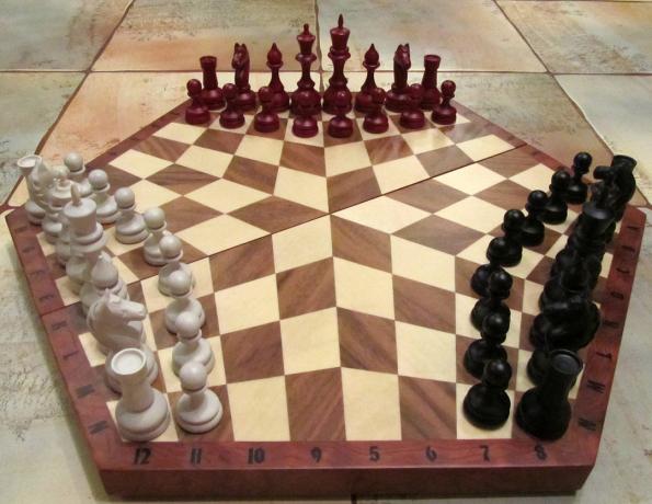 هدايا فريدة من نوعها للعام الجديد: لعبة الشطرنج لمدة ثلاثة