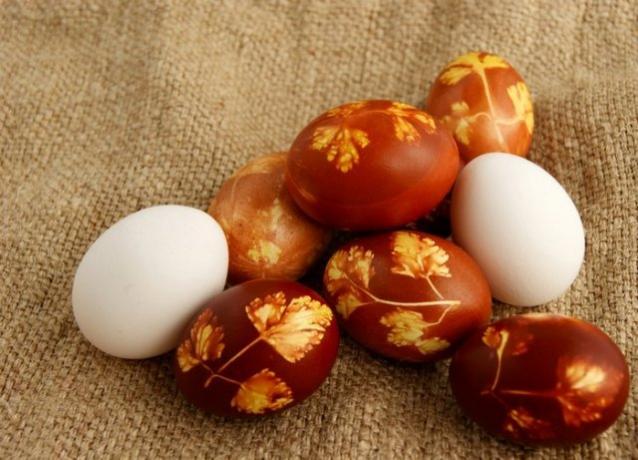 كيفية جعل بيضة عيد الفصح: الأفكار الجيدة بالإضافة إلى الأصباغ الطبيعية