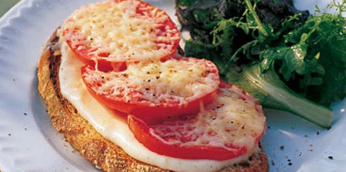 وصفة لالسندويشات المحمص مع الطماطم وصلصة الجبن