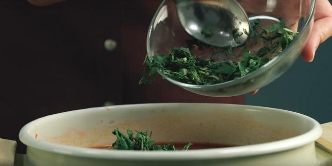 كيف لطهي حساء: المصبوب أوراق الغار والخضر المفروم. 