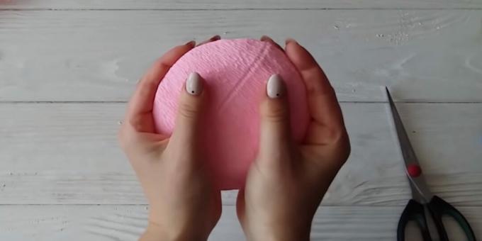 كيفية صنع باقة حلوى: الصق الشكل بالورق