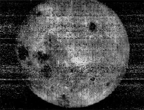 جانب أول صورة للقمر
