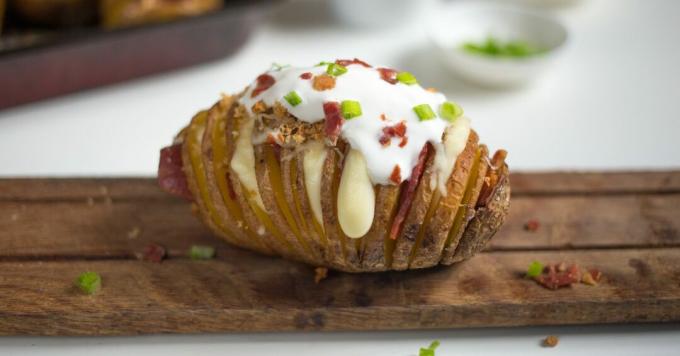 بطاطس هاسيلبك مع لحم مقدد وجبن