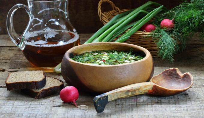 Okroshka على kvass مع النقانق والقشدة الحامضة