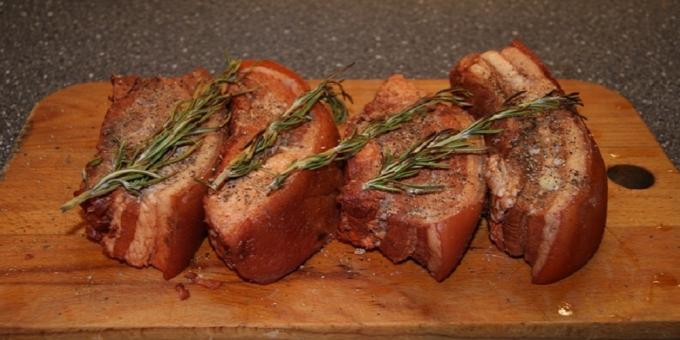 كيفية مخلل لحم الخنزير المقدد في البصل الجلود