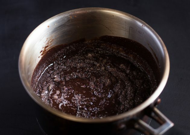وصفة كعكة الشوكولاتة: يضاف السكر والكاكاو