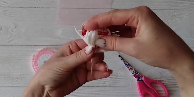 كيفية صنع باقة من الحلوى: ألصق عود أسنان على الحلوى