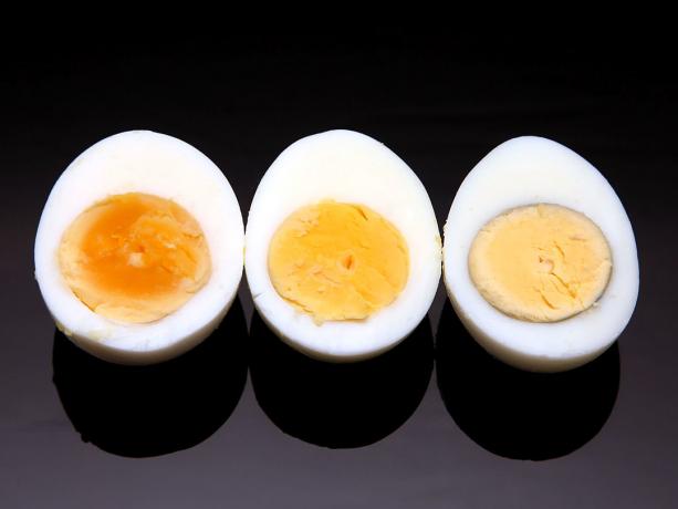 البيض المطبوخ في غلاية مزدوجة