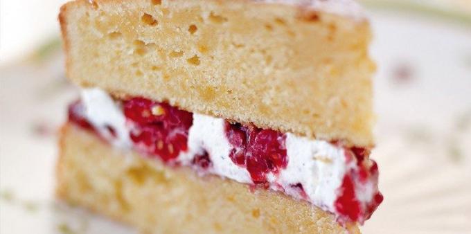وصفات الكعك مع التوت: كعكة الاسفنج مع التوت وطبقة الكريما