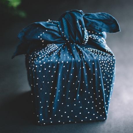 كيفية حزمة هدية في تقنيات furoshiki