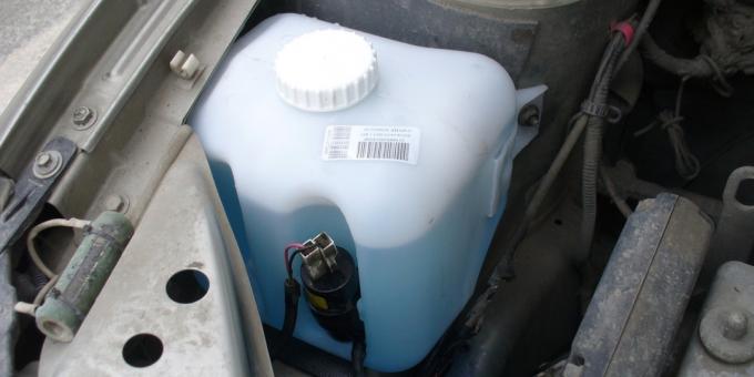 جمدت nezamerzayku: خزان مياه غسل ​​تحت غطاء محرك السيارة