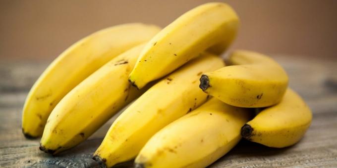 الفواكه مفيدة والتوت: الموز