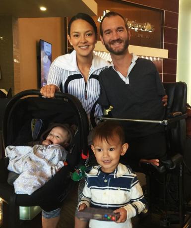 نيك فوجسيس وزوجته وأولاده