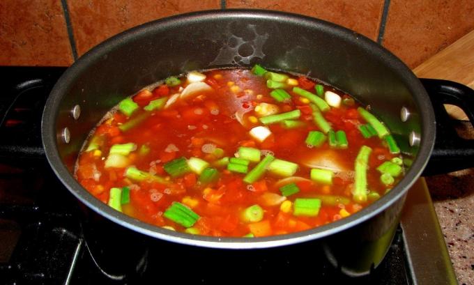 إضافة الخضروات للحساء