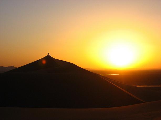 غروب الشمس في الصحراء