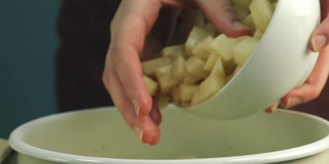 كيف لطهي حساء: إضافة البطاطس تمزيقه أو مكعبات