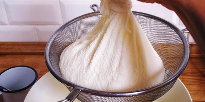 كيفية جعل الجبن محلية الصنع: التخلص من المصل