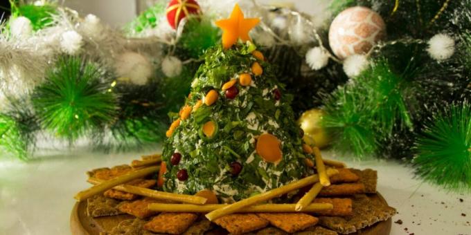 وجبة خفيفة للعام الجديد مع الجبن ولحم الخنزير على شكل شجرة عيد الميلاد
