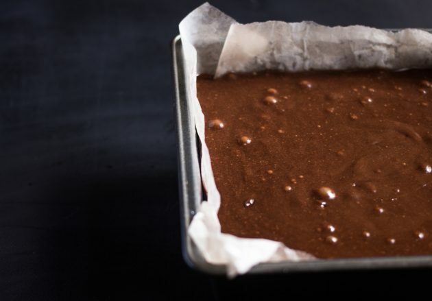 وصفة كعكة الشوكولاتة: تُسكب العجينة في القالب