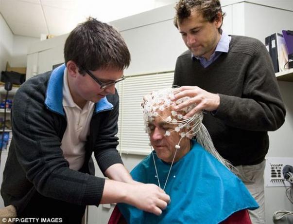 أندي فرانسيس وأنتوني لوتز ثابتة أجهزة استشعار على رأس ماثيو ريكارد