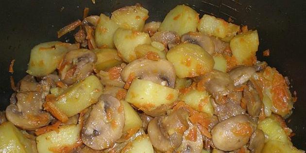البطاطا والدجاج مطهي والفطر في multivarka