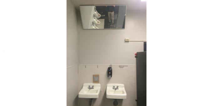 مرآة في مرحاض المدرسة 