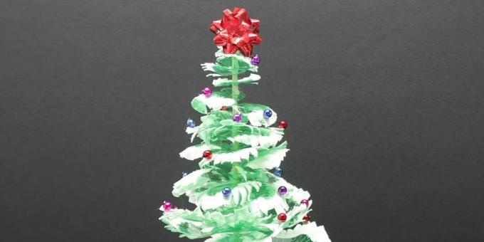 كيف تصنع شجرة عيد الميلاد من الزجاجات البلاستيكية بيديك