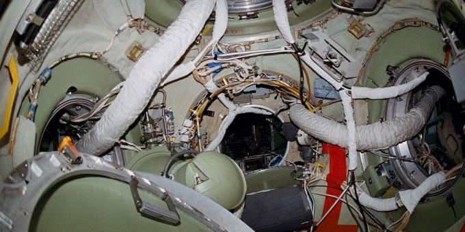 الجزء الداخلي من حجرة الإرساء في المحطة مير المدارية