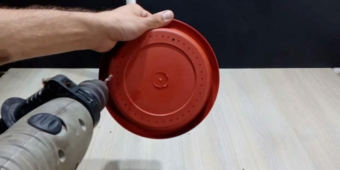 كيفية صنع نافورة بيديك: حفر ثقوب في طبق