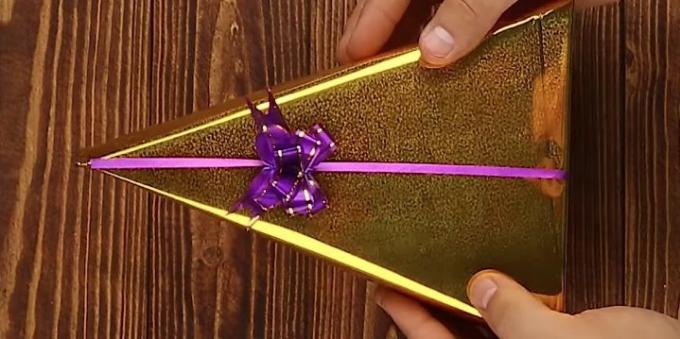 كيفية التفاف هدية في شكل مثلث
