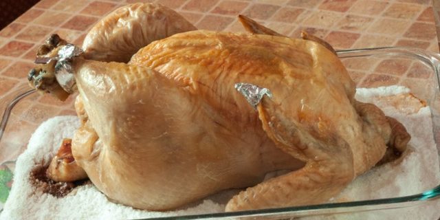 وصفات الدجاج في الفرن: الملح دجاجة كاملة 