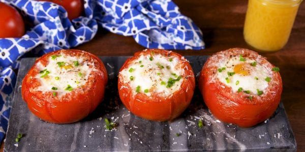كيفية طبخ البيض في الفرن: البيض خبز في سلة الطماطم (البندورة)