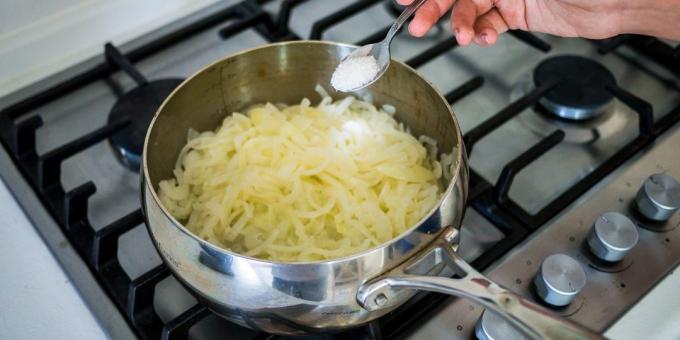 كيف لطهي حساء البصل: إضافة السكر