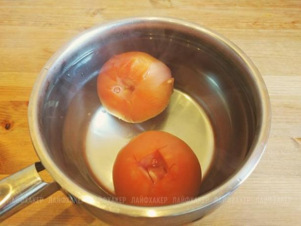 وصفة Sloppy Joe Burger: ضعي الطماطم في الماء الساخن لبضع دقائق
