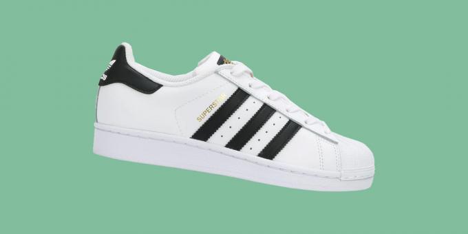 حذاء رياضي ذو علامة تجارية مميزة: Adidas Superstar