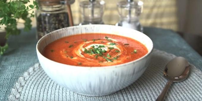 حساء الطماطم مع القرنبيط، الفلفل، البصل والثوم: من السهل وصفة
