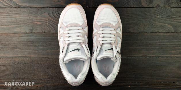 حذاء جلد على التوالي مع نهايات قصيرة