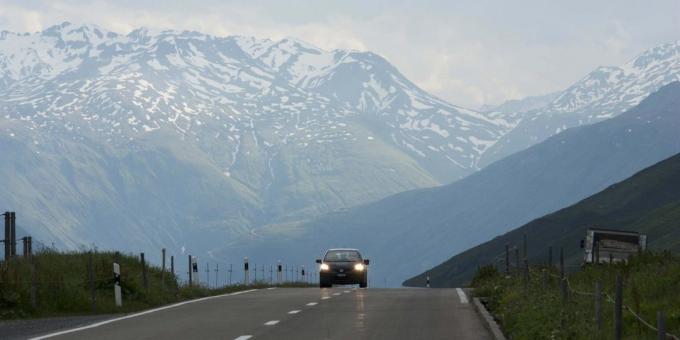 الطريق عبر ممر Oberalp في سويسرا