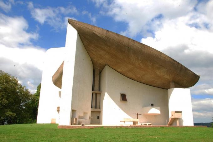 العمارة الأوروبية: لو كوربوزييه في كنيسة لا كنيسة نوتر دام دي أو