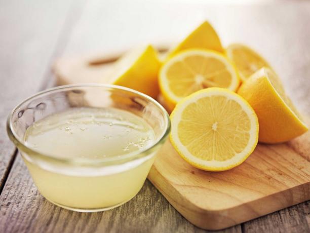 المياه الليمون ضد البقع في الميكروويف