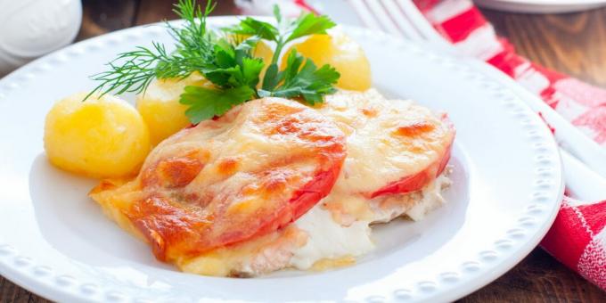سمك السلمون الوردي بالفرن مع الطماطم والجبن: وصفة بسيطة