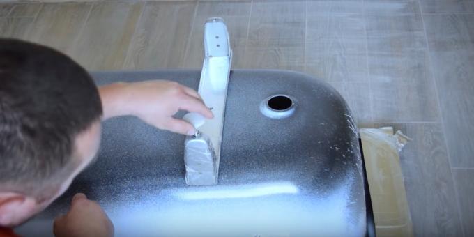 تركيب الحمام: كيفية تحميل القدمين حمام الصلب