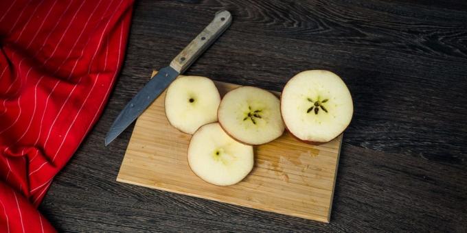 كيفية طهي وبحث سبل تطوير النبيذ: يغسل التفاح ويقطع