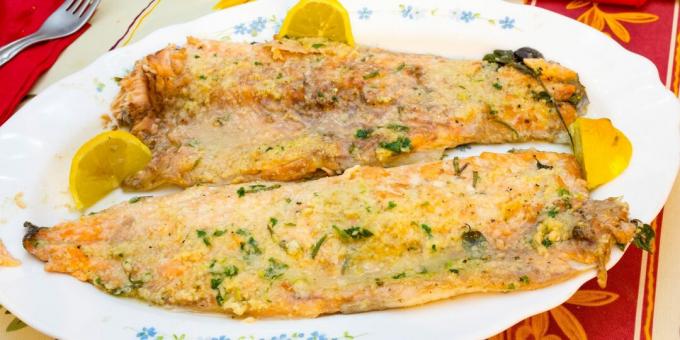 كيفية طهي سمك السلمون المرقط في الفرن بالجبن: وصفة بسيطة